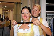 Lufthansa Trachtencrew bei Angermaier eingekleidet (©Foto: Ingrid Grossmann)
